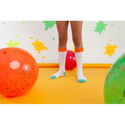 meia-branca-detalhe-laranja-e-piscina-1